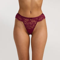 String mit Spitzenbesatz - Beere