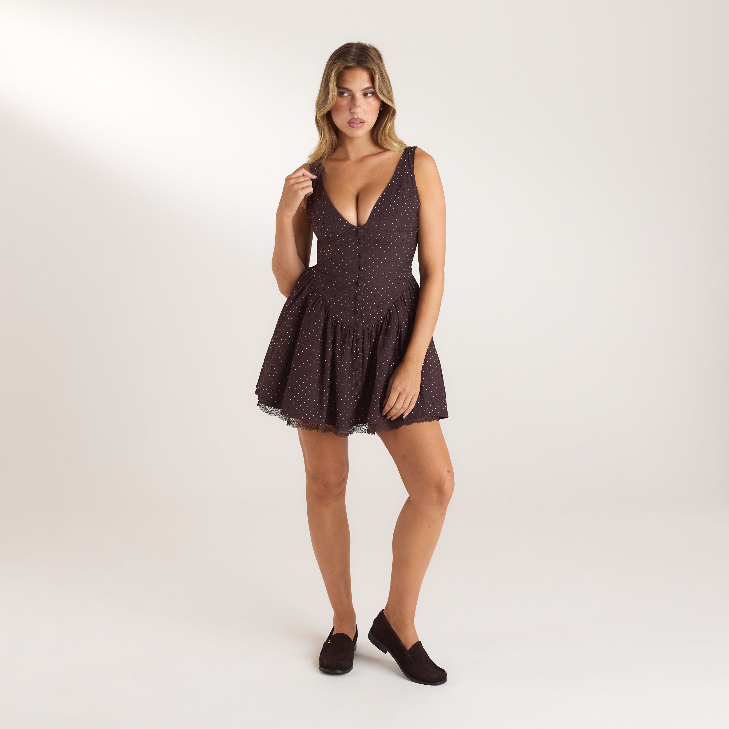 Plunge Minikleid mit Spitzenbesatz | Plunge Minikleid mit Spitzenbesatz - Schokolade mit Punkten