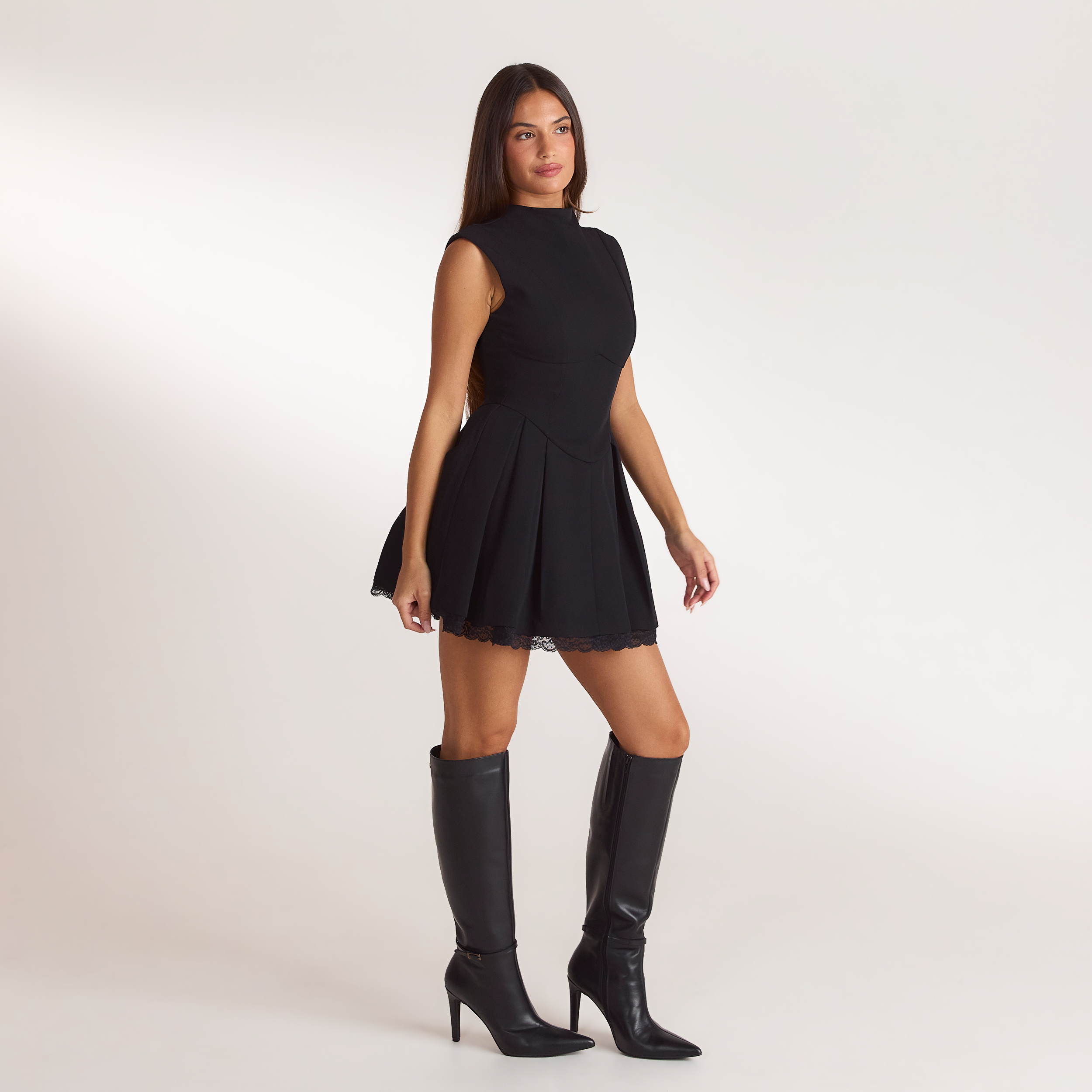 Tailliertes Falten-Minikleid | Tailliertes Falten-Minikleid - Schwarz
