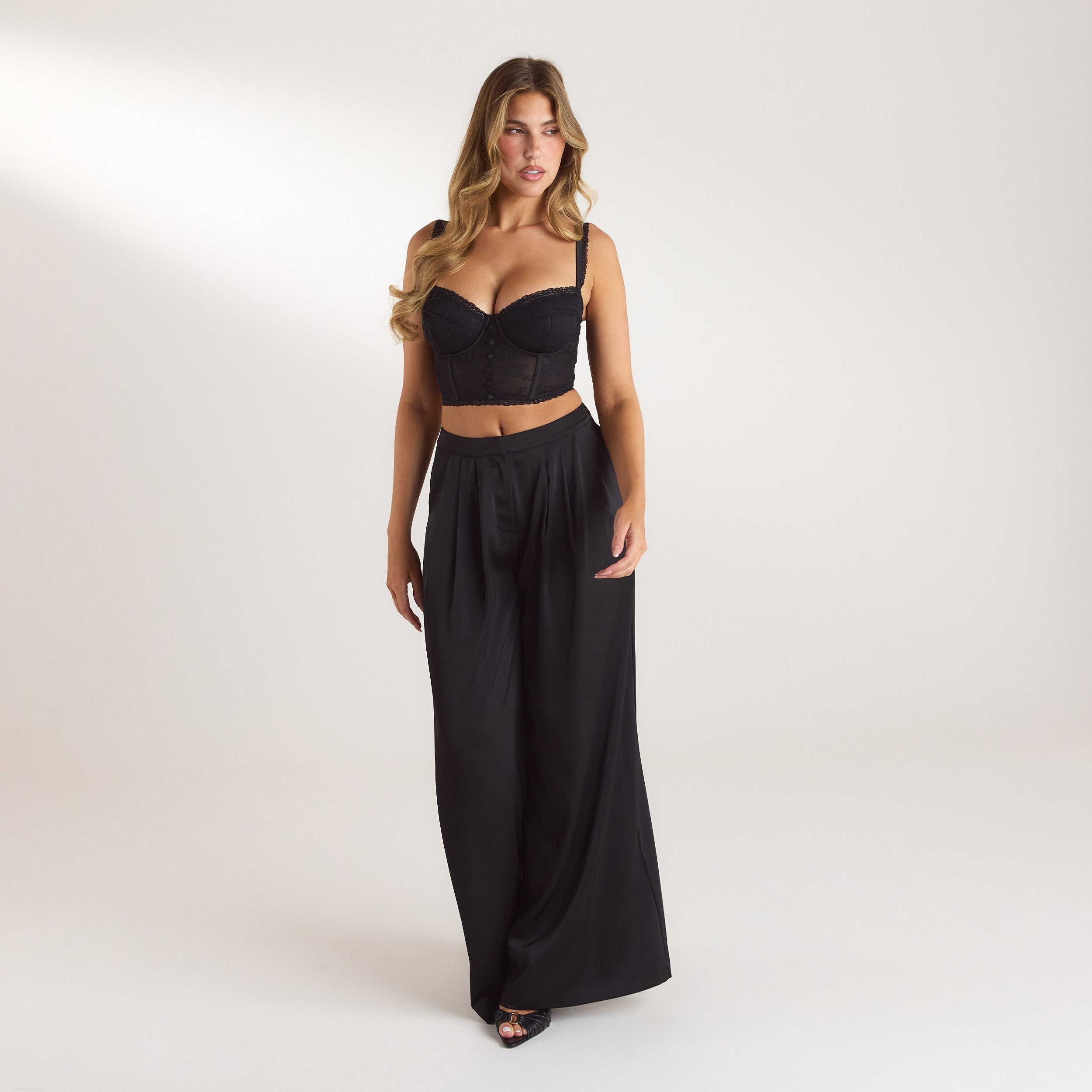 Satinierte Hose mit Plisseefalten | Satinierte Hose mit Plisseefalten - Schwarz
