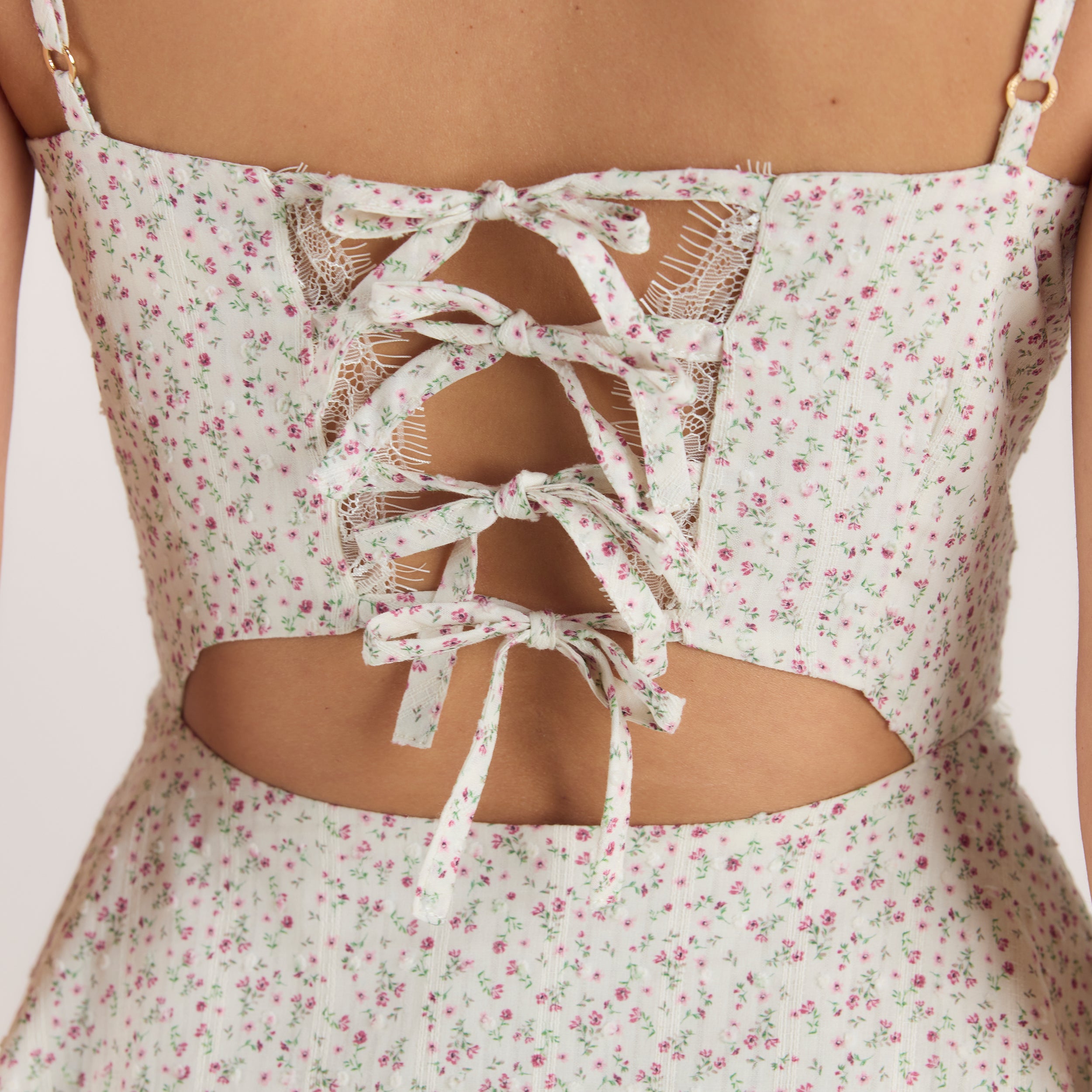 Minikleid mit Falten und Spitze | Minikleid mit Falten und Spitze - Blumencreme