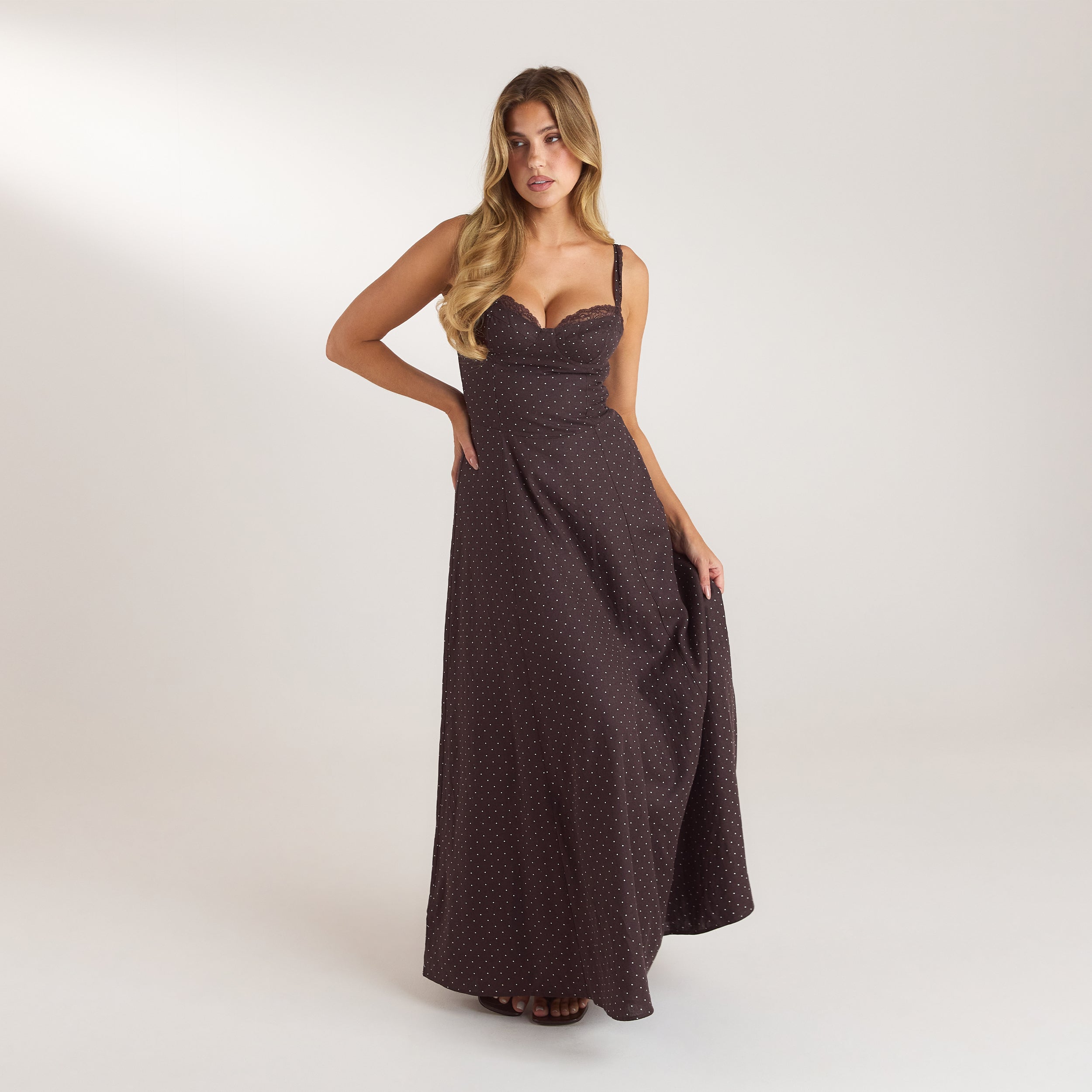 Maxikleid mit Spitzenbesatz | Maxikleid mit Spitzenbesatz - Schokolade mit Punkten